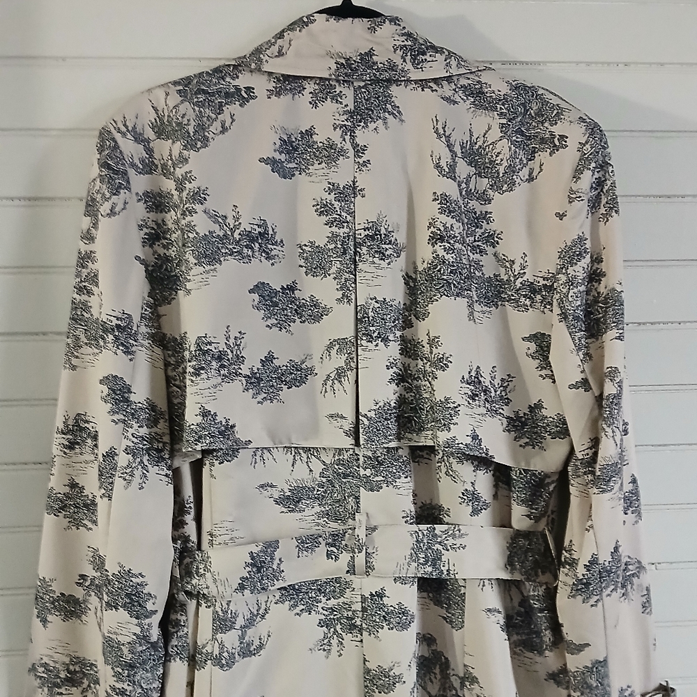 Classic Double-Breasted Trench Coat in Cream and Black Toile Print - Picture 9 of 12